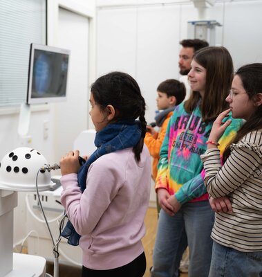 Sch&uuml;lergruppe im Simulationshospital
