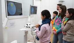 Sch&uuml;lergruppe im Simulationshospital