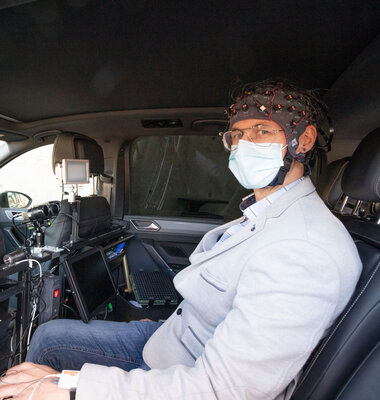 Mann mit medizinischen Sensoren im Test-PKW