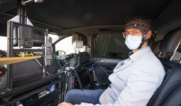 Mann mit medizinischen Sensoren im Test-PKW