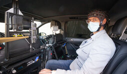 Mann mit medizinischen Sensoren im Test-PKW