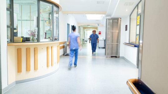 Mitarbeitende auf Stationsflur