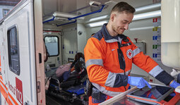 Notfallsanit&auml;ter im Rettungswagen