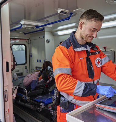 Notfallsanit&auml;ter im Rettungswagen