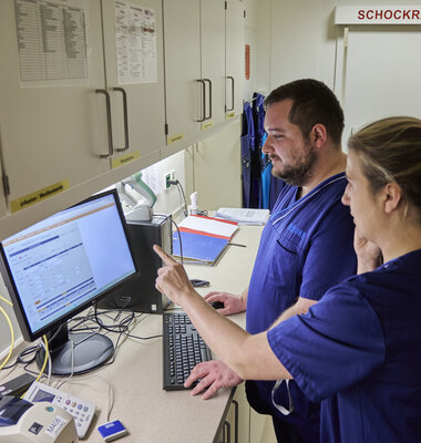 &Auml;rztin und Pflegefachkraft am PC