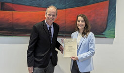 Prof. Dr. Roy Lancaster übergab die Auszeichnung für den Calogero-Pagliarello-Forschungspreis an Dr. Julia Zimmermann