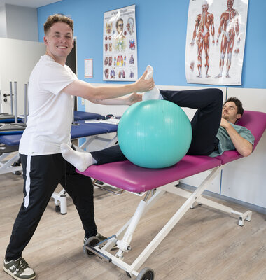 Niclas und Marc sind Physiotherapie-Azubis