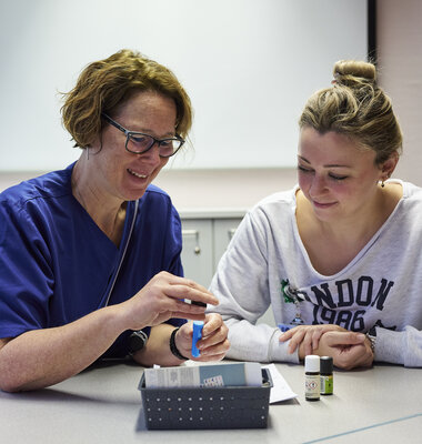 Pflegekr&auml;fte stellen einen Riechstick zusammen