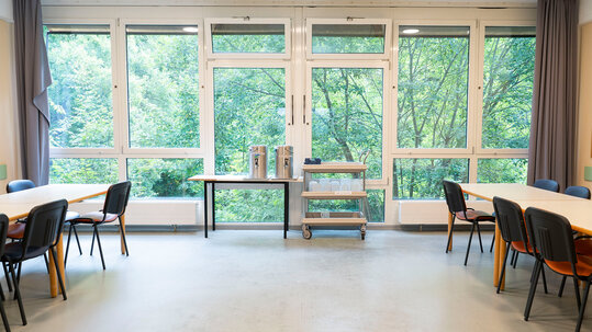 Blick vom Aufenthaltsraum in den Garten