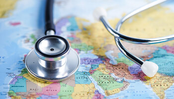 Stethoskop auf Weltkarte