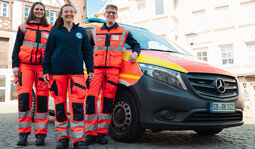 Team vor Notarzteinsatzfahrzeug in der Altstadt