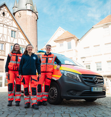 Team vor Notarzteinsatzfahrzeug in der Altstadt