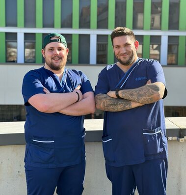 Zwei junge Fachpfleger des UKS