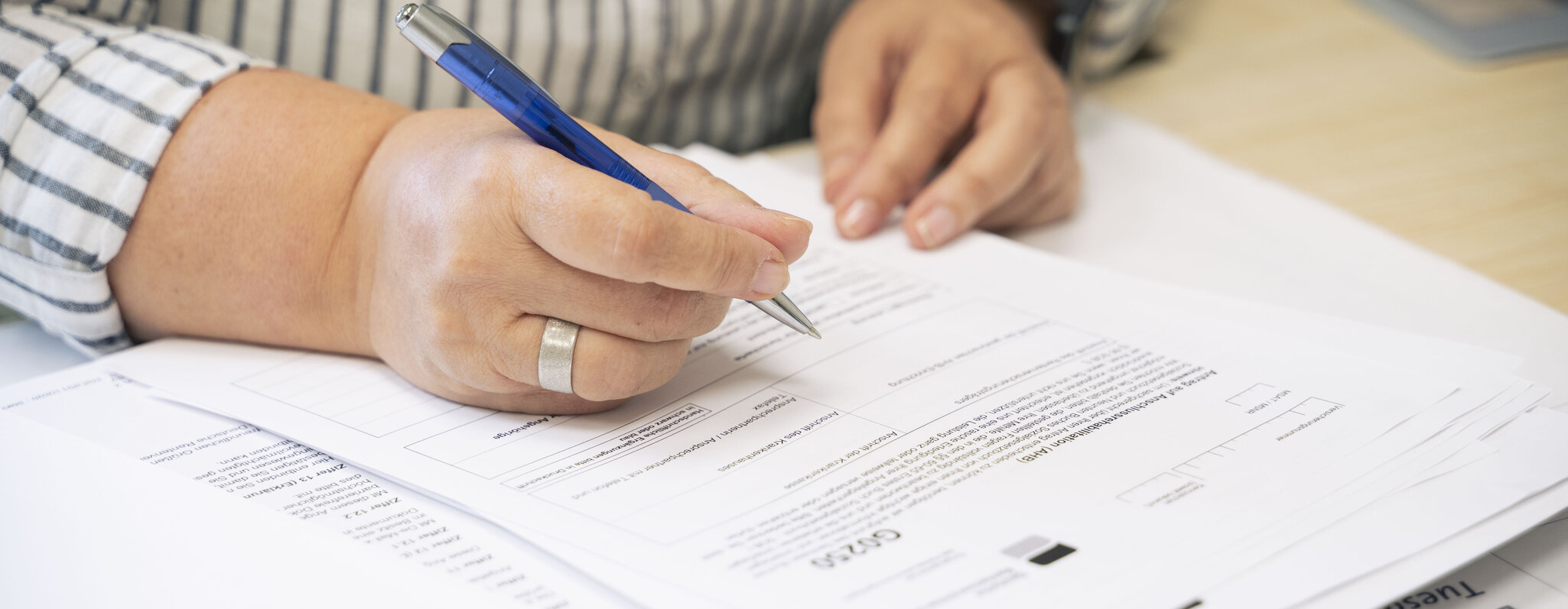 H&auml;nde beim Ausf&uuml;llen eines Formulars