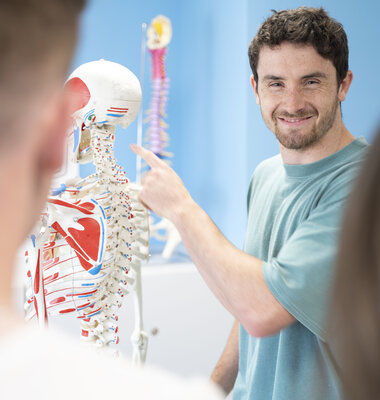 Marc ist Physiotherapie-Azubi am UKS