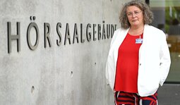 Pflegewissenschaftlerin vor H&ouml;rsaalgeb&auml;ude