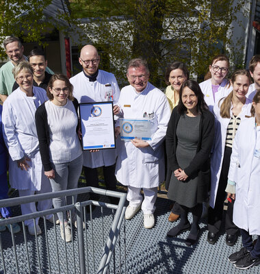 Gruppenbild bei der Übergabe des Siegels