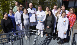 Gruppenbild bei der Übergabe des Siegels