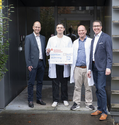 Spenden&uuml;bergabe im UKS