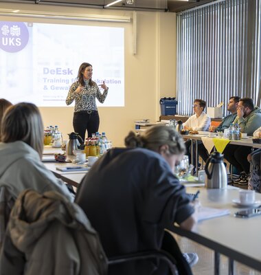 Gruppenfoto bei einer Theorieeinheit des Trainings