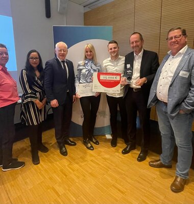 Das Team des UKS zusammen mit Minister J&uuml;rgen Barke