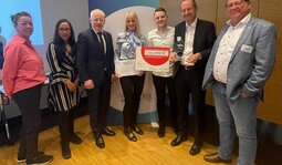 Das Team des UKS zusammen mit Minister J&uuml;rgen Barke