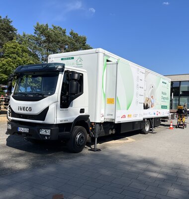 Der MGU-Truck vor dem Hörsaal