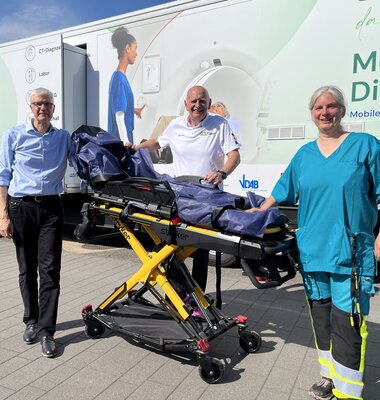Das Team außen am MGU-Truck