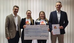 Gruppenfoto von der Spenden&uuml;bergabe