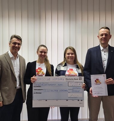 Gruppenfoto von der Spenden&uuml;bergabe