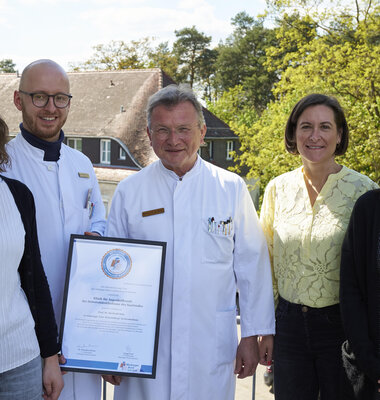 Kleineres Gruppenbild von der Übergabe des Siegels