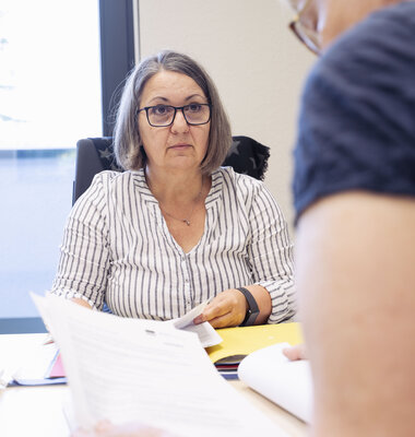 Diplom-Sozialarbeiterin Martina Zimmer ber&auml;t einen Angeh&ouml;rigen