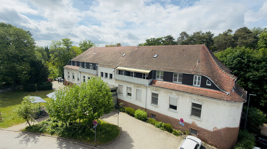 Geb&auml;ude von schr&auml;g oben 