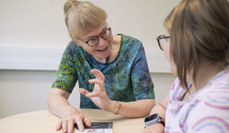 Diplom-Psychologin Iris Lein K&ouml;hler im Gespr&auml;ch mit einer Patientin
