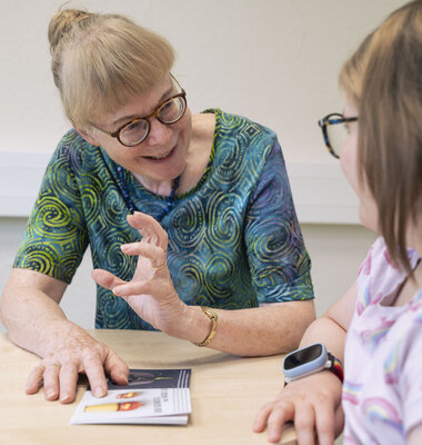 Diplom-Psychologin Iris Lein K&ouml;hler im Gespr&auml;ch mit einer Patientin