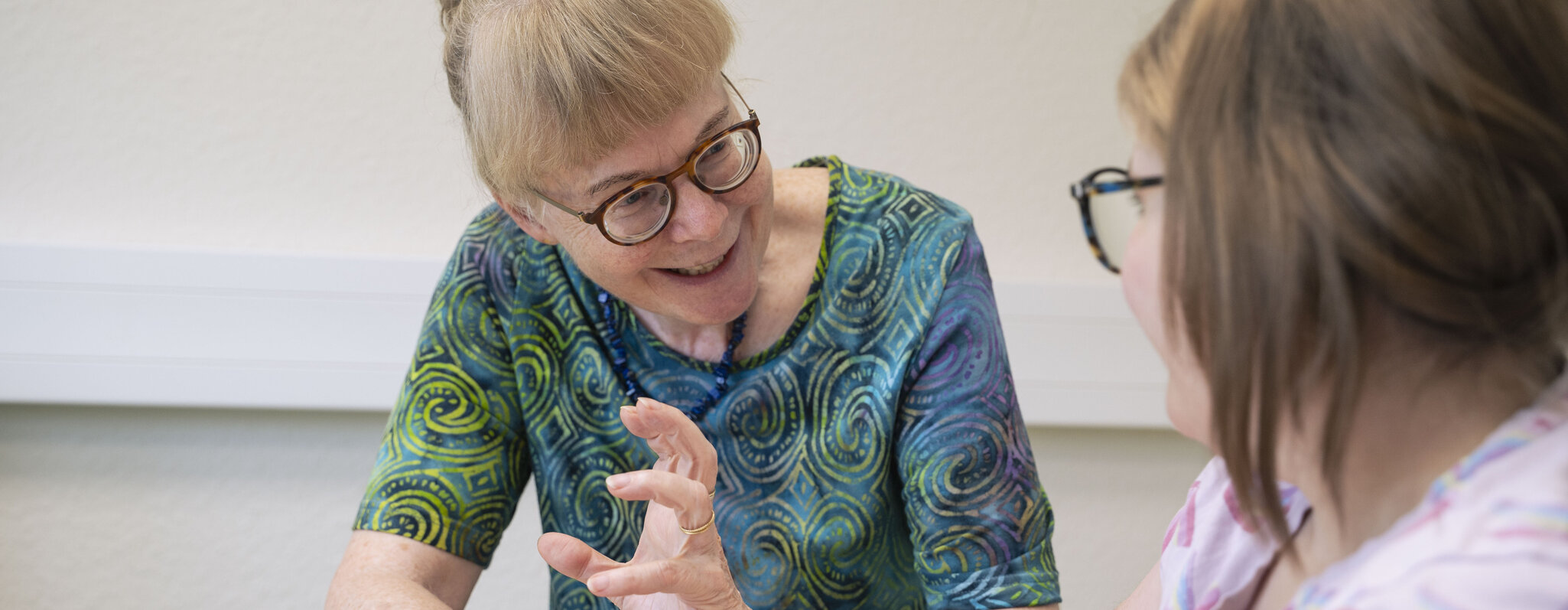 Diplom-Psychologin Iris Lein K&ouml;hler im Gespr&auml;ch mit einer Patientin