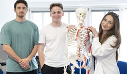 Marc, Niclas und Aldina sind Physiotherapie-Azubis am UKS