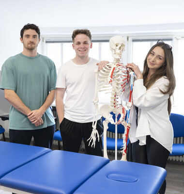 Marc, Niclas und Aldina sind Physiotherapie-Azubis am UKS