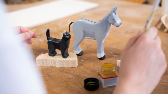 Detailaufnahme von Holztieren in der Hozwerkstatt