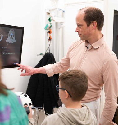 Prof. Landgraeber erkl&auml;rt den Simulator.