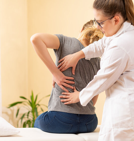 &Auml;rztin untersucht die Beweglichkeit einer Patientin