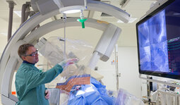 Prof. Scheller im Herzkatheterlabor des UKS