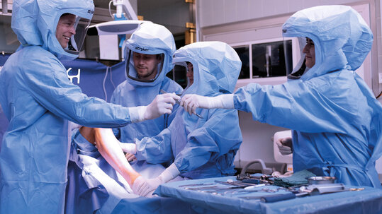 Szene aus dem OP Klinik f&uuml;r Orthop&auml;die und Orthop&auml;dische Chirurgie des Universit&auml;tsklinikums des Saarlandes, unter der Leitung von Univ.-Prof. Dr. med. Stefan Landgraeber