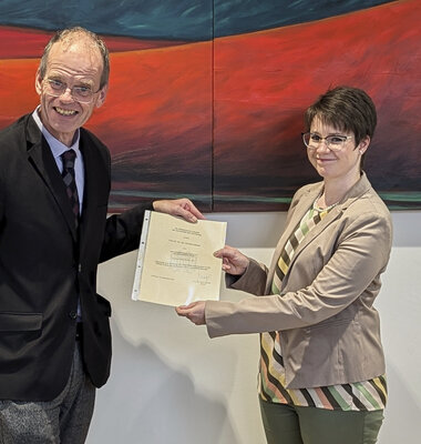 Dr. Caroline Diener erhielt die Auszeichnung für den Calogero-Pagliarello-Studienpreis von Prodekan Prof. Dr. Roy Lancaster.