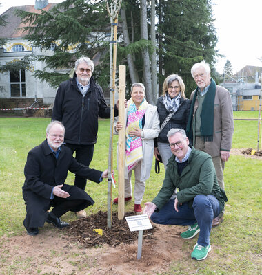 Übergabe der gespendeten Bäume
