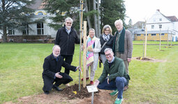 &Uuml;bergabe der gespendeten B&auml;ume