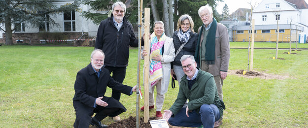 Übergabe der gespendeten Bäume