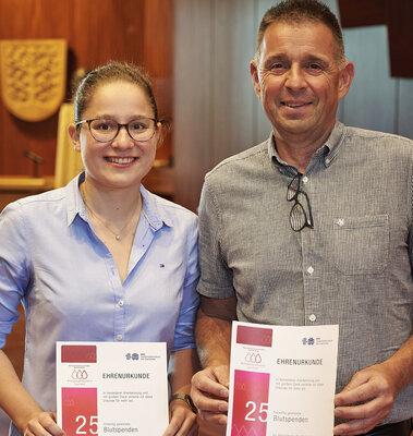 Bianca und Bernd Gulich mit ihren Urkunden