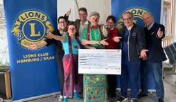 Bei der Spenden&uuml;bergabe