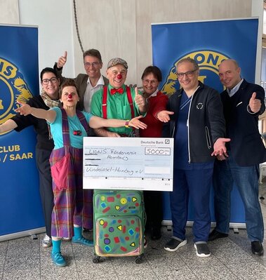 Bei der Spenden&uuml;bergabe